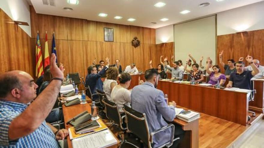 Momento de la votación ayer de la propuesta de la comisión, apoyada por todos los concejales.