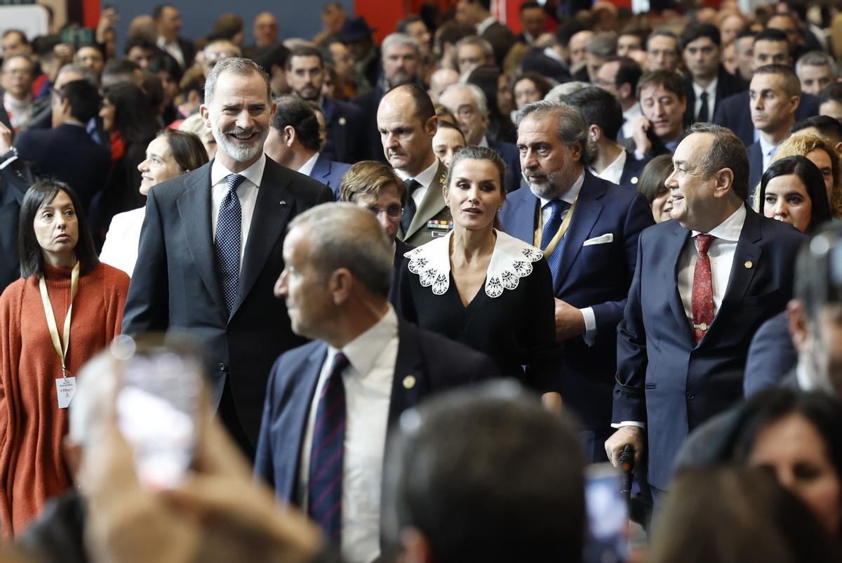 MADRID, 18/01/2023.- Los reyes Felipe y Letizia, entre otros, durante su recorrido tras la inauguración de la feria internacional de turismo Fitur, que arranca su 43 edición con 8.500 empresas participantes, 131 países (entre ellos Ucrania) y 755 expositores, y confía en que este año marque el de la plena recuperación del sector tras la pandemia. EFE/J.J.Guillen