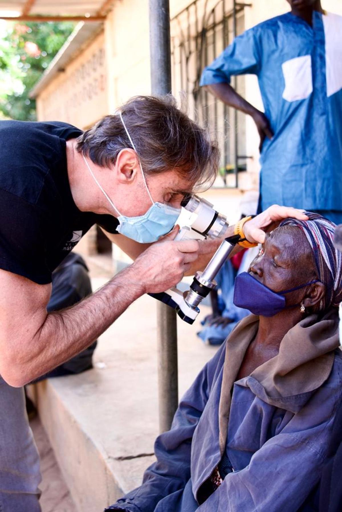 El oftalmólogo ha desarrollado 40 campañas benéficas de cirugía de cataratas en países en vías de desarrollo