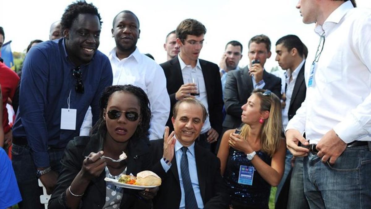 Tiki (izquierda) durante un encuentro de las juventudes de su partido, en las afueras de París, en agosto del 2010.