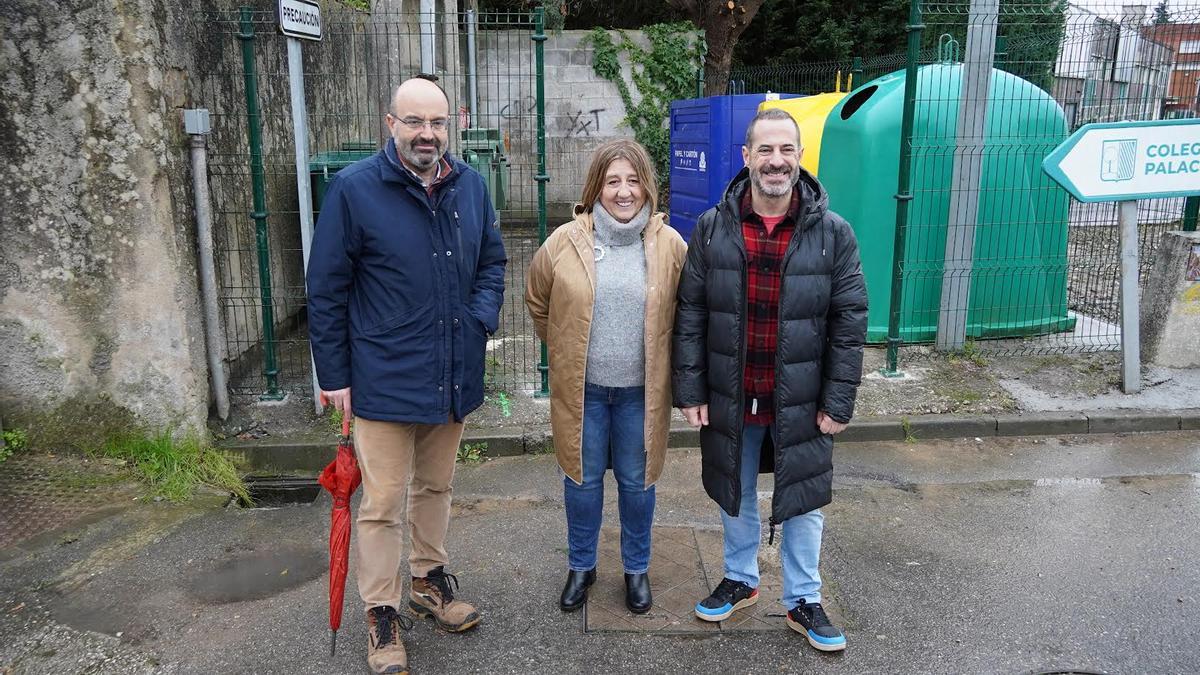 Por la izquierda, el técnico municipal José Antonio Martínez, Sonia Lago y Ángel García, en la zona de la actuación.