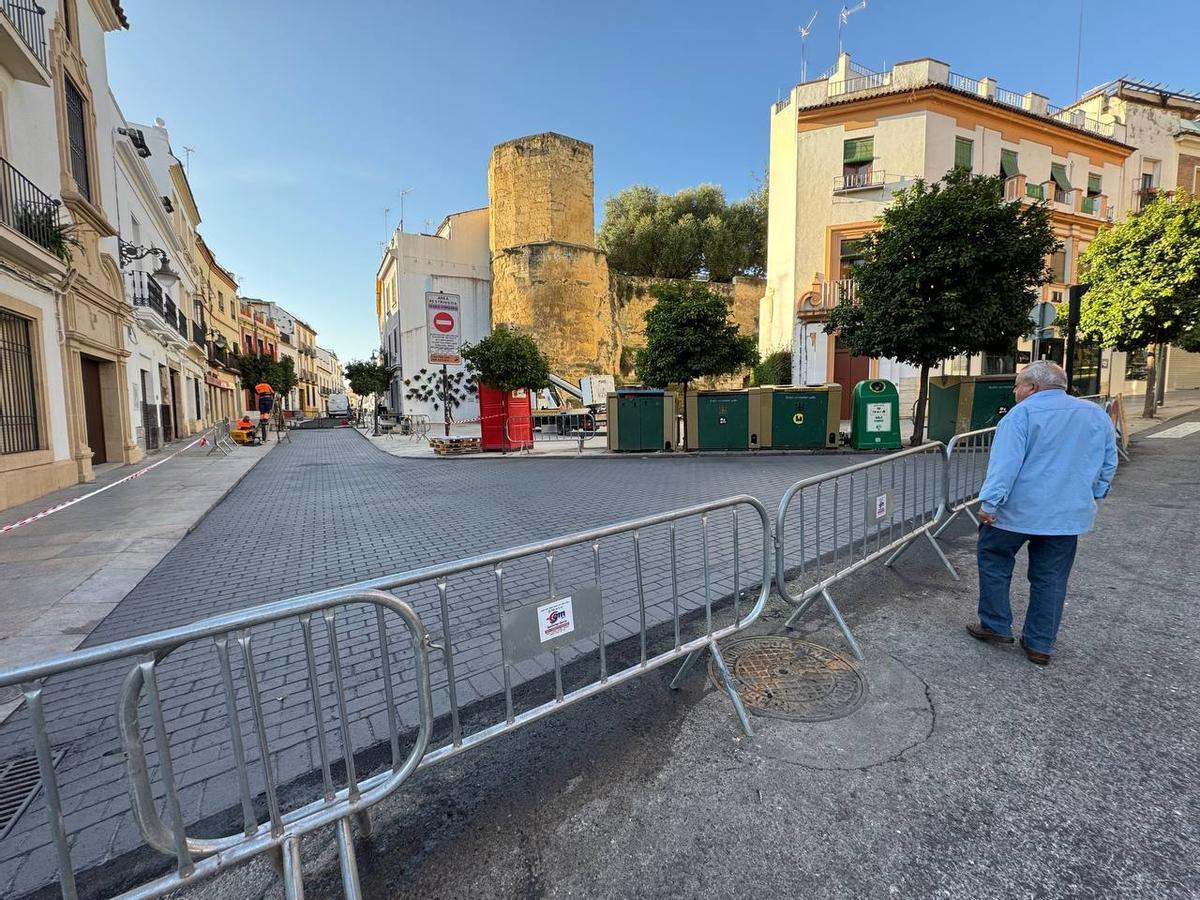 Vista de la calle Alfaros, con parte de la calzada ya pintada.