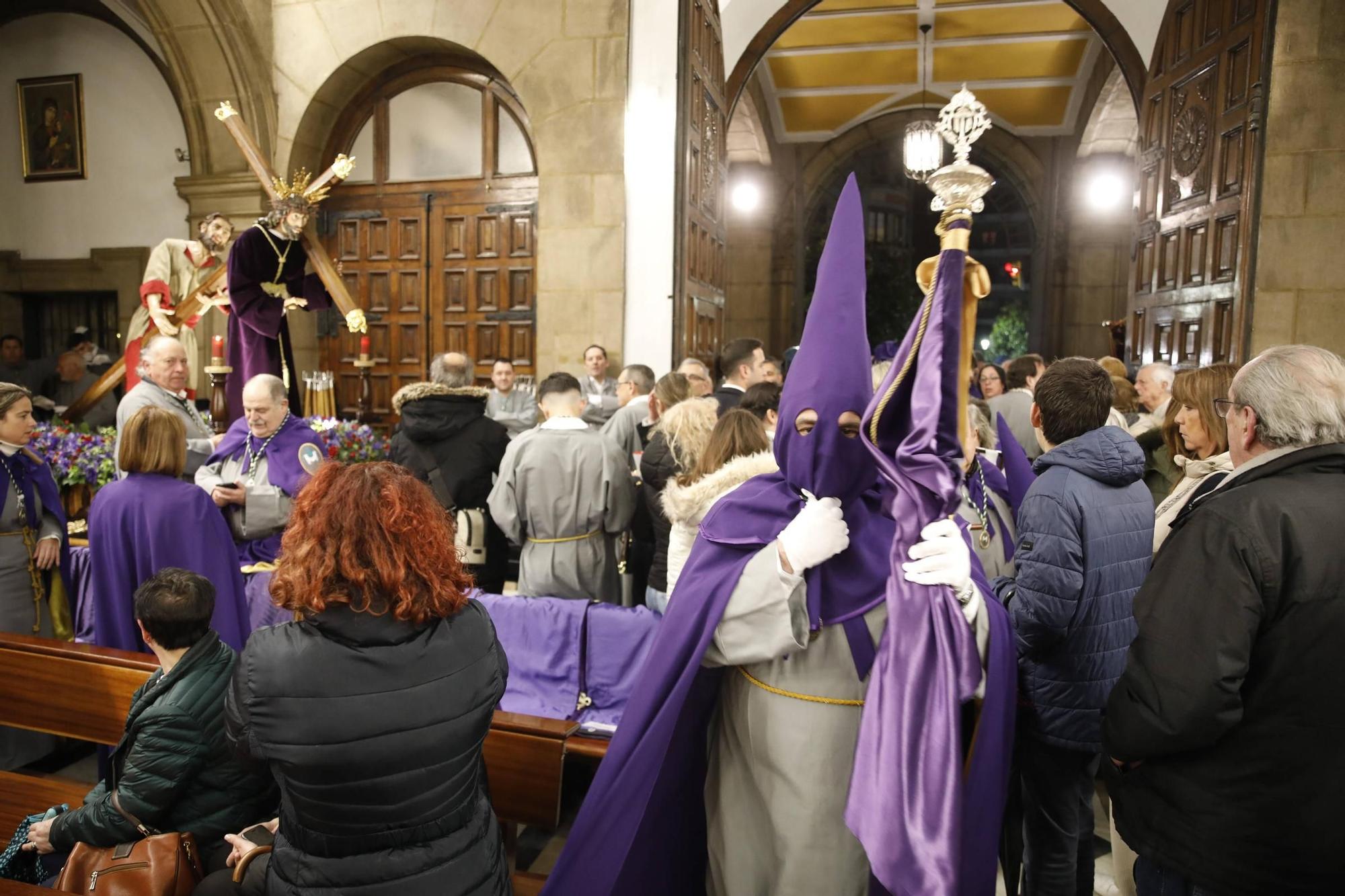 El mal tiempo obliga a suspender la procesión del Encuentro en Gijón