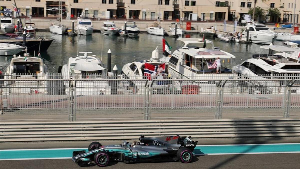 Hamilton, pasando junto a la Marina del circuito de Abu Dhabi