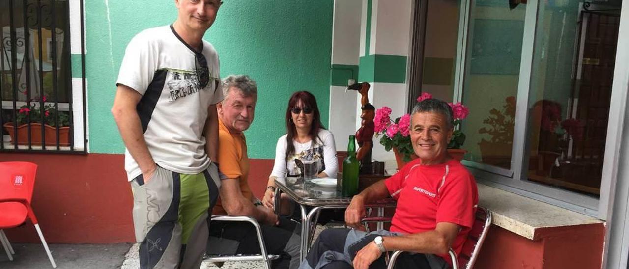 Francisco Javier Prieto (primero por la izquierda), junto a varios amigos, en Casa Corro.