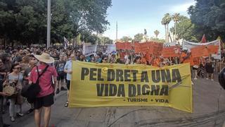 Miles de personas recorren Palma contra la masificación turística y reclaman una vida digna