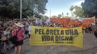 Miles de personas recorren Palma contra la masificación turística y reclaman una vida digna