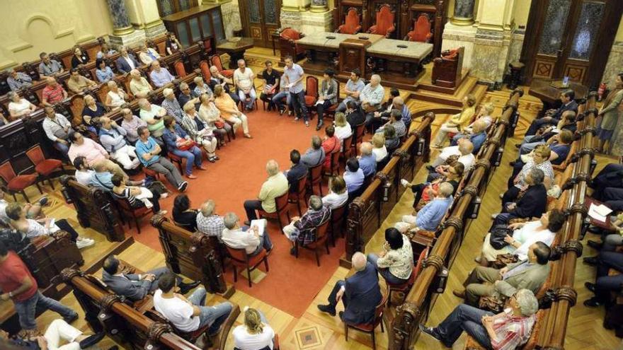 El alcalde, durante un encuentro con asociaciones vecinales celebrado en junio en el salón de plenos.