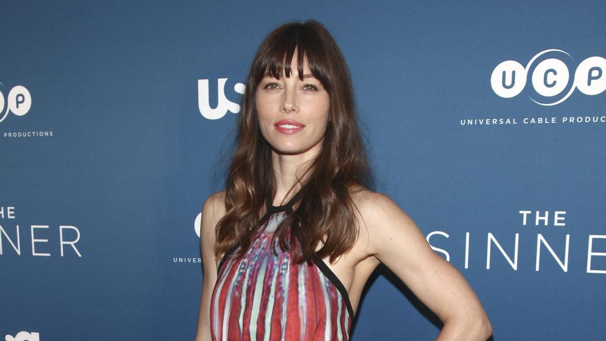 Jessica Biel con vestido de Elie Saab en el estreno de 'The Sinner'