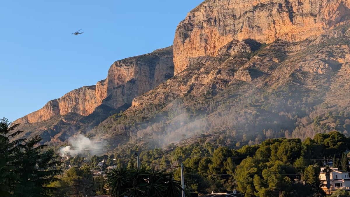 Imagen del incendio que se declaró ayer en la falda del Montgó