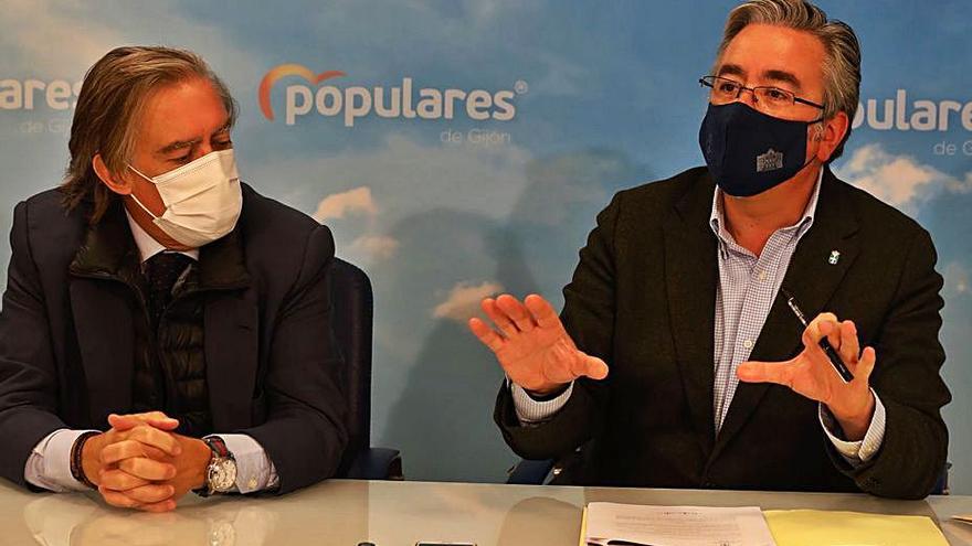 Alberto López-Asenjo, portavoz municipal del PP, y Pablo González, presidente del PP de Gijón y diputado regional, en la sede del partido. | M. León