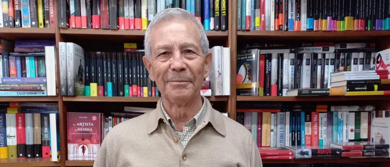 Antonio Piñero, con su último libro, en Baiona.