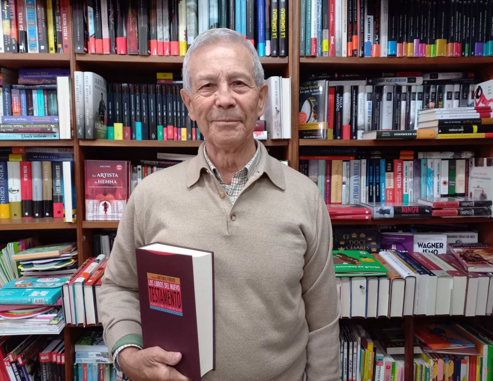 Antonio Piñero, con su último libro, en Baiona. 