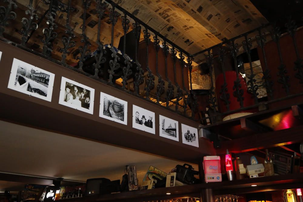 Desayunar, tomar el aperitivo, comer, cenar o tomar unas copas rodeado de iconos de la década de los ochenta es posible en el nuevo local del ''Arenal''.