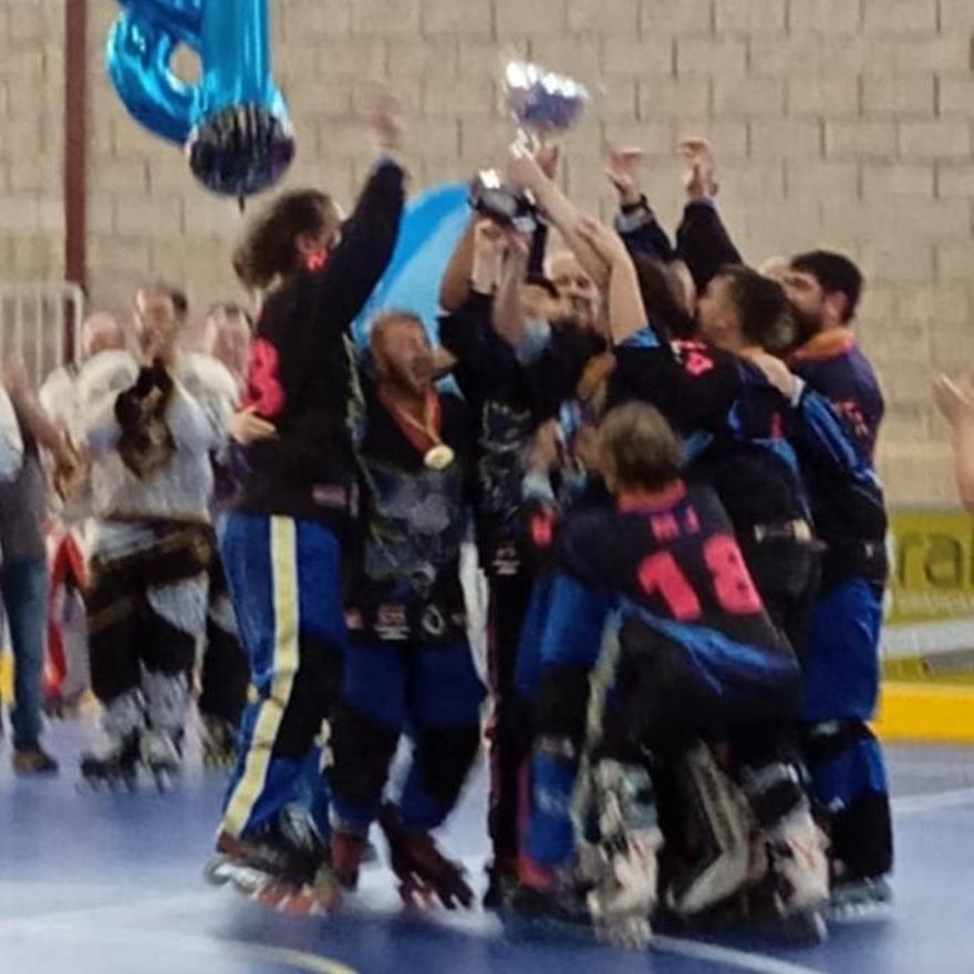 Los jugadores celebran su triunfo hoy en el Puig.