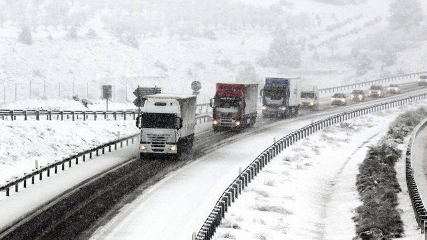 La nieve obliga a cortar la circulación de camiones en el Puerto de Monrepós