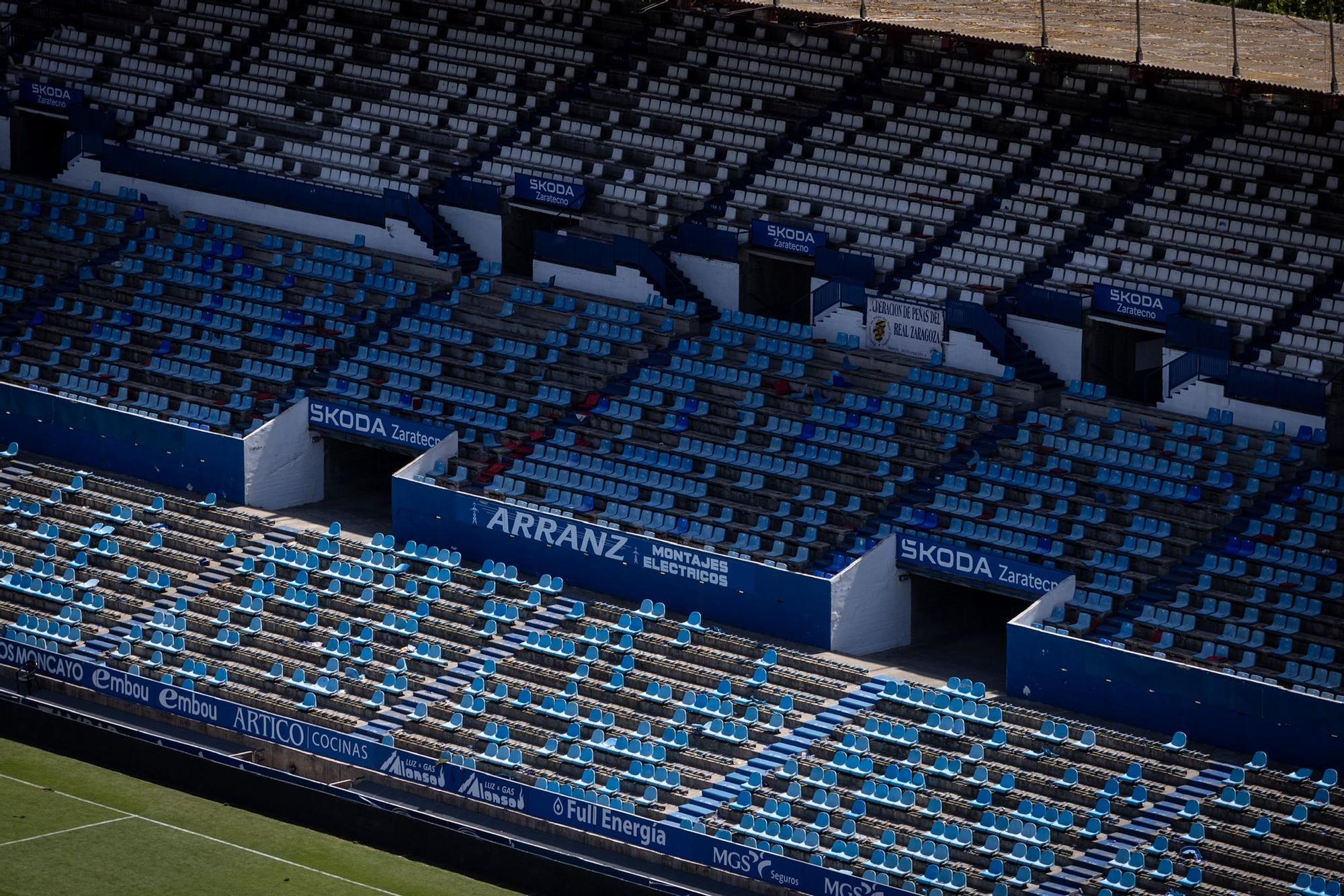 En imágenes | Desmontaje de los focos de La Romareda y estado del campo tras el último partido antes de la demolición