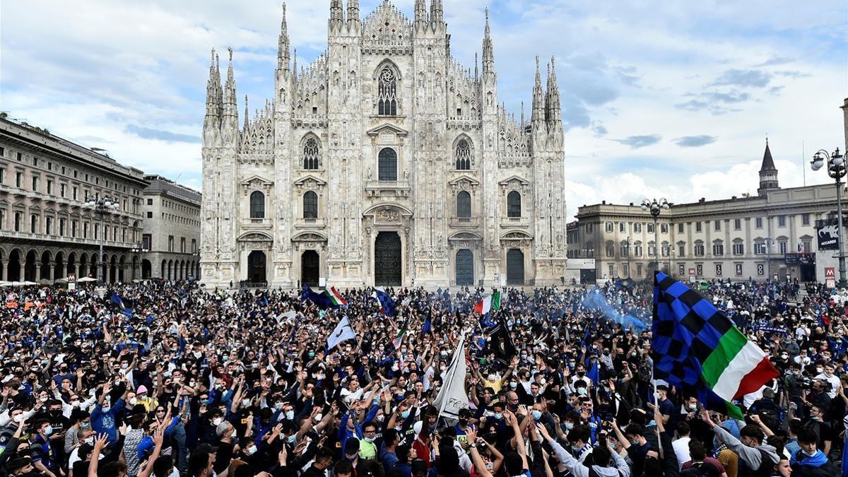 Miles de hinchas del Inter celebran la conquista del 'Scudetto' en la plaza del Duomo