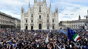Miles de hinchas del Inter celebran la conquista del ’Scudetto’ en la plaza del Duomo