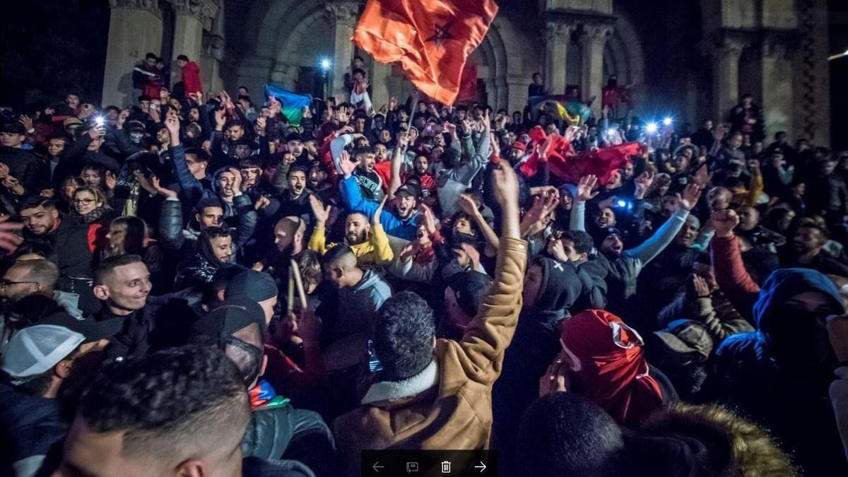 Celebració a Manresa d'un dels triomfs del Marroc al Mundial de futbol del 2022