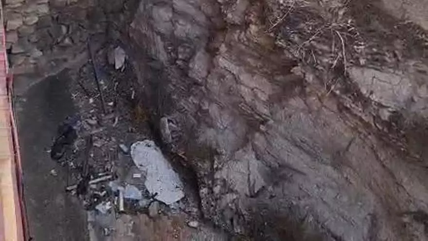 Denuncian suciedad acumulada en la calle Pintor Murillo de Alicante