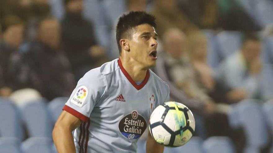 Facundo Roncaglia controla un balón antes de lesionarse en el amistoso ante el Pachuca. // Ricardo Grobas