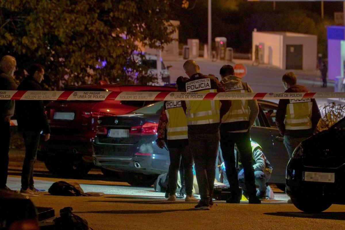 GRAF2879. MARBELLA (MÁLAGA), 04/12/2019.- Un hombre de entre 45 y 50 años ha muerto este martes en Marbella a causa de heridas causadas por impactos de bala. Los hechos tuvieron lugar a última hora de la tarde en un aparcamiento de la zona de Cabopino, donde dos individuos, que posteriormente huyeron en un vehículo, dispararon contra la víctima. EFE/APZ GRAF2879. MARBELLA (MÁLAGA), 04/12/2019.- Un hombre de entre 45 y 50 años ha muerto este martes en Marbella a causa de heridas causadas por impactos de bala. Los hechos tuvieron lugar a última hora de la tarde en un aparcamiento de la zona de Cabopino, donde dos individuos, que posteriormente huyeron en un vehículo, dispararon contra la víctima. EFE/APZ