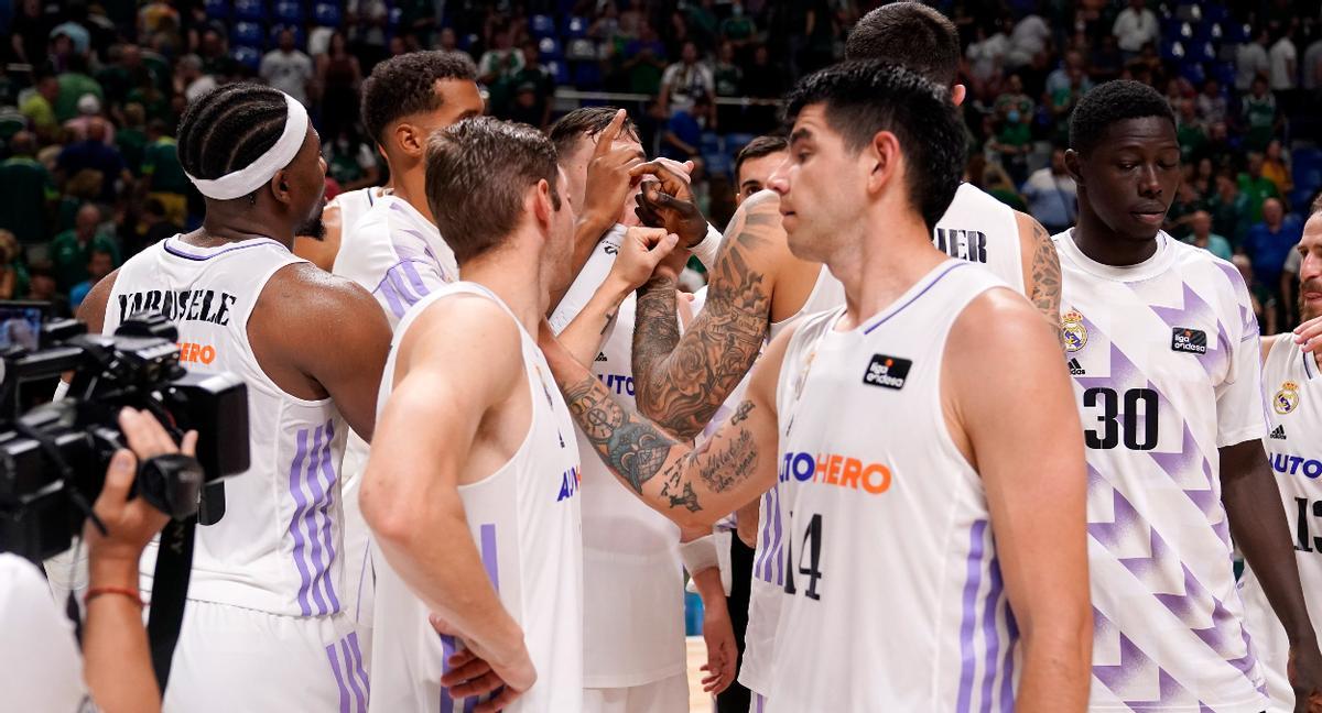 Los jugadores blancos celebran la victoria ante el Unicaja