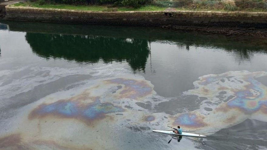 Investigan el origen de una gran mancha aceitosa en el río Lérez