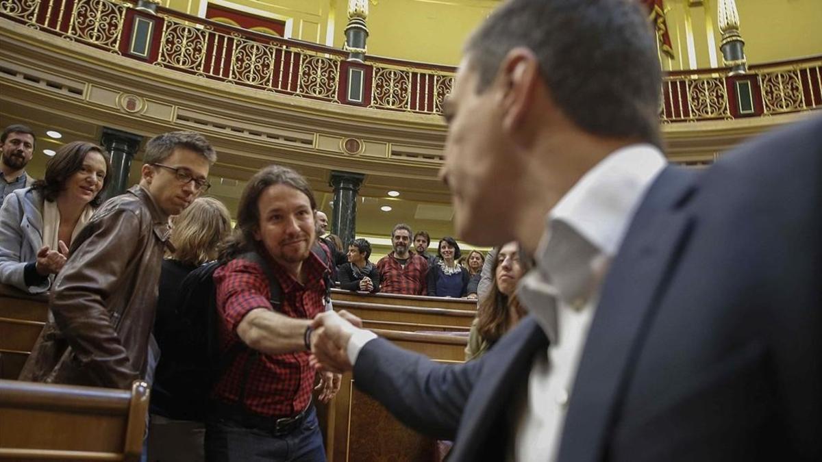 Pedro Sánchez se despide de Pablo Iglesias en el último pleno de la legislatura.