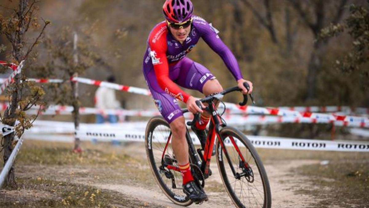 Carlos Canal, durante una prueba de ciclocross la pasada temporada.  // BURGOS