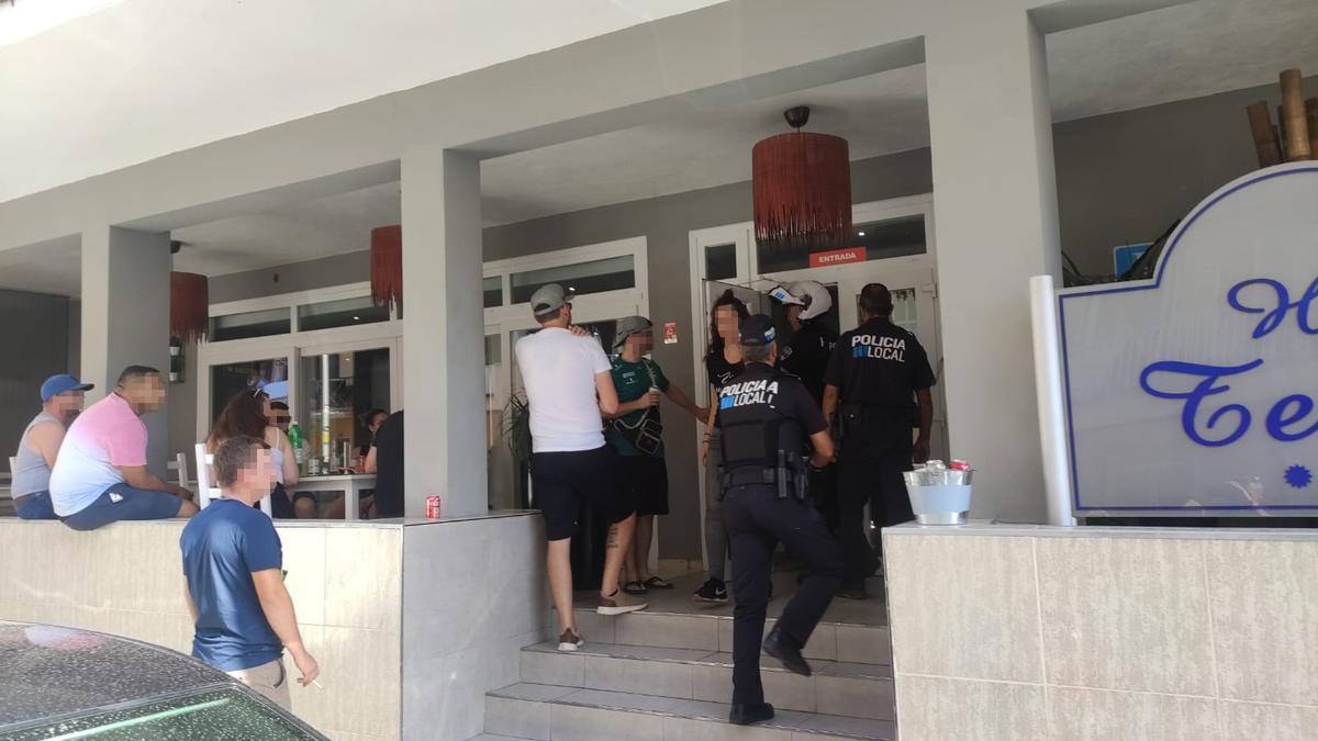 Die Polizei begleitet die acht deutschen Urlauber aus dem Hotel an der Playa de Palma.