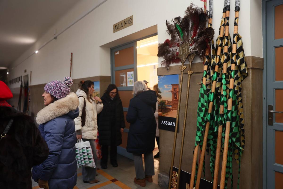Reportaje con las pruebas de los trajes de la comitiva de los reyes Magos en la Cabalgata de Oviedo. Quedamos a las 16:45 en la puerta del Alfonso con uno de los grupos que va a desfilar