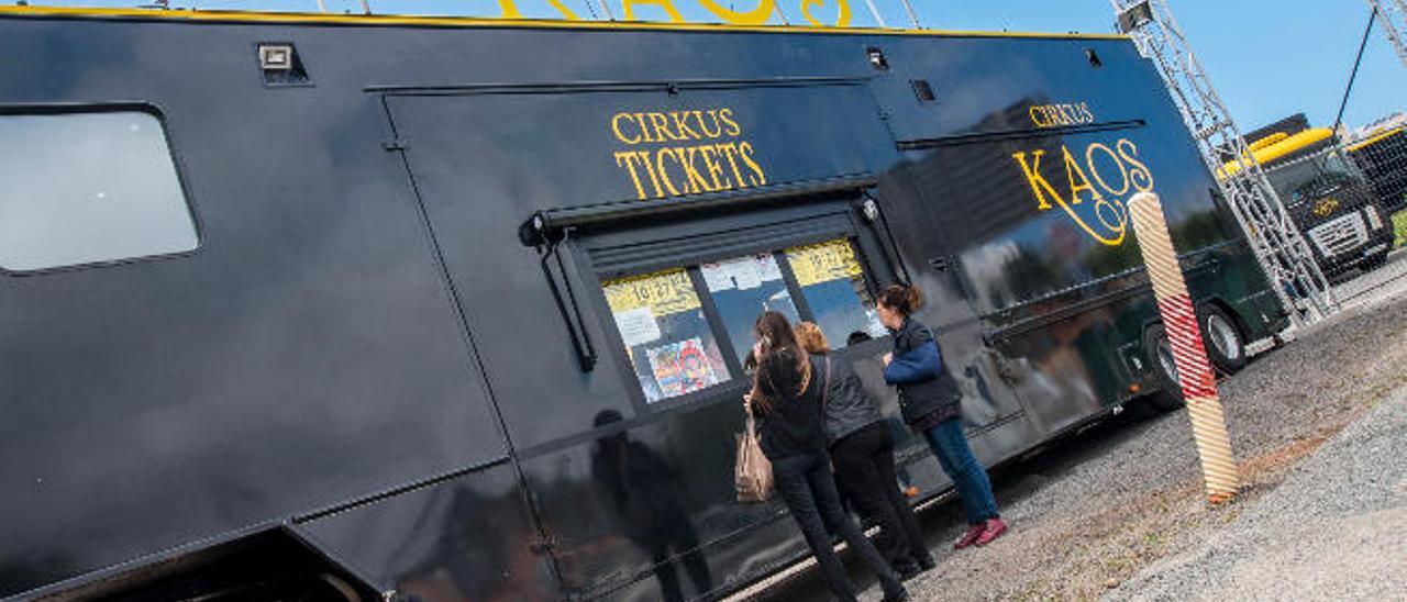 Varias personas comprando entradas para una función del circo.