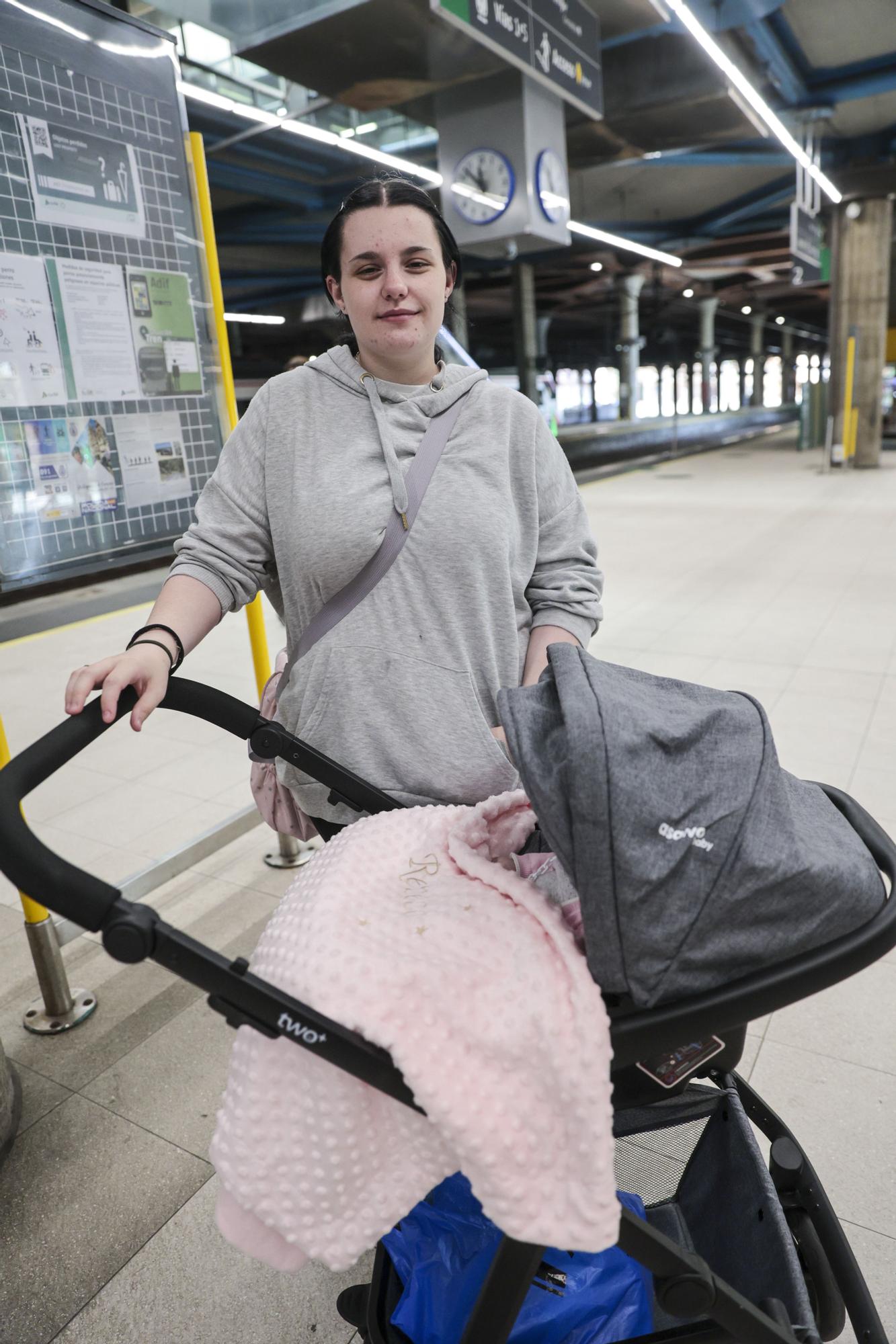 En imágenes: Primer día de las nuevas tarifas en los abonos de transporte en Oviedo