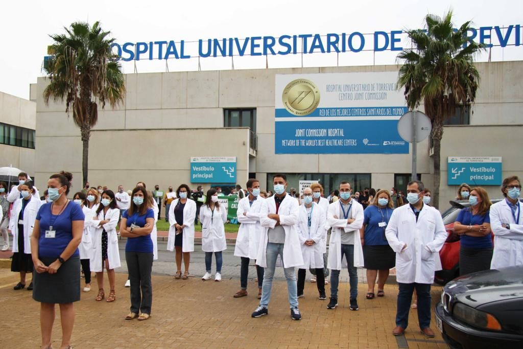 La Plataforma por la Sanidad 100x100 Pública y los representantes del Botànic reclaman el rescate del Hospital y un grupo de trabajadores les da la espalda