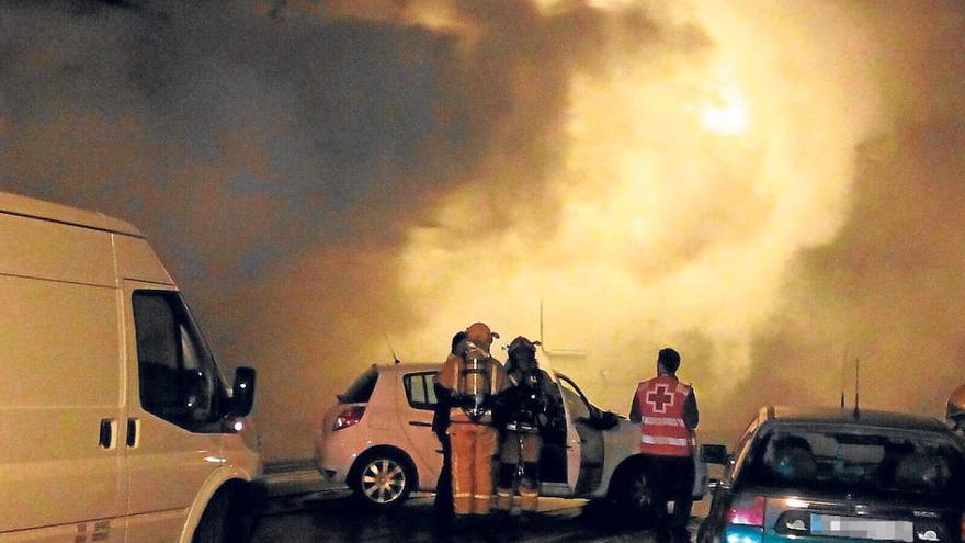 Imagen de la intervención en los túneles del Barranc de la Batalla entre la humareda.