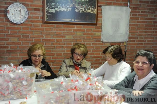 Los vecinos de San Antón preparan su día.