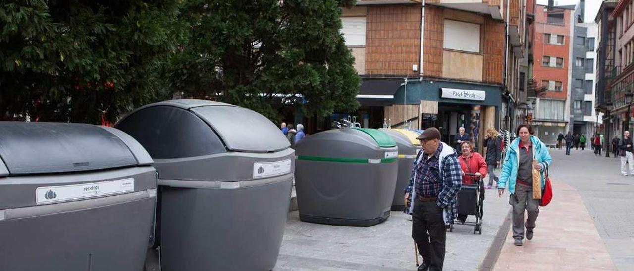 Los nuevos contenedores de carga lateral que se instalarán en Langreo, que fueron presentados en la plaza del Ayuntamiento.