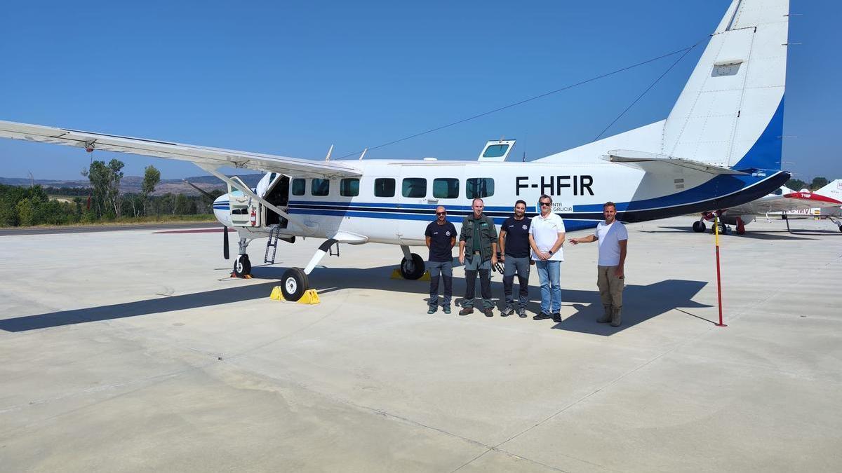 Visita del director xeral de Defensa do Monte da Consellería do Medio Rural, Manuel Francisco, a la base ourensana desde donde opera el nuevo avión