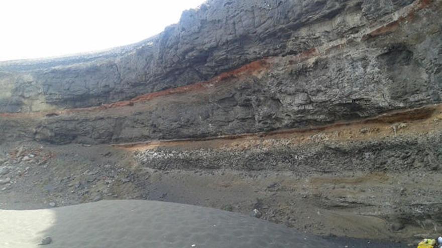 Usuarios de la playa de San Borondón temen por la caída de piedras