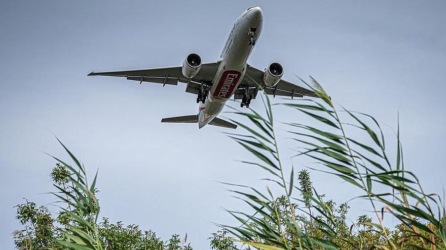 Un avión del Aeroport de El Prat sobrevuela el Delta del Llobregat. /