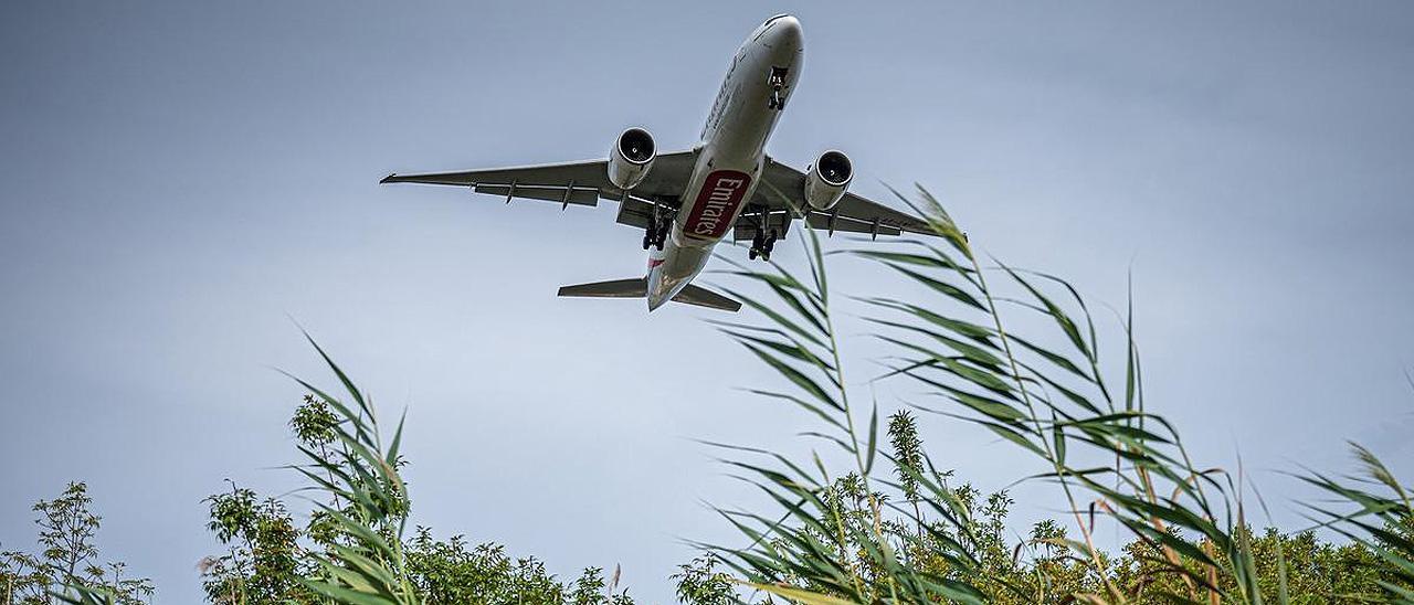 Un avión sobrevuela el Delta del Llobregat, tras despegar desde el Aeropuerto del Prat.