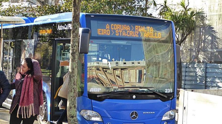 Vecinos de Santa Cruz denuncian retrasos en la nueva frecuencia de autobús  implantada este mes - La Opinión de A Coruña