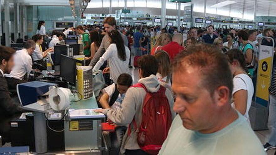 Mostradors de facturació de la T1 de l&#039;aeroport del Prat.