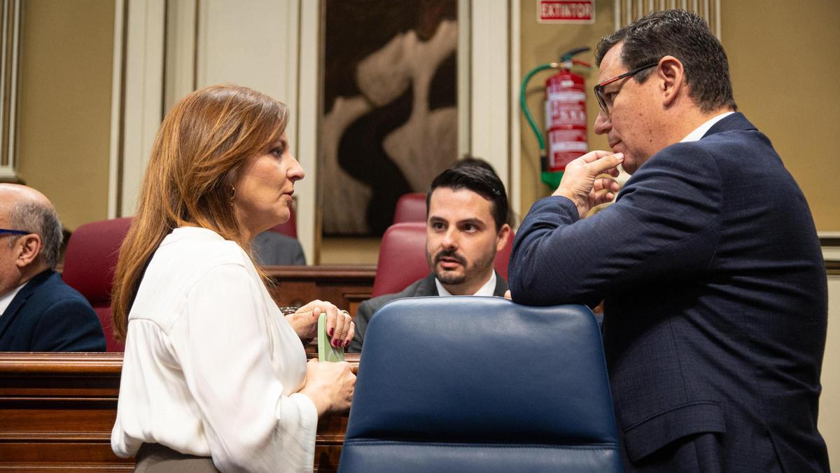 El consejero Pablo Rodríguez (d) conversa con la titular de Presidencia, Nieves Lady Barreto, y el diputado nacionalista David Toledo.