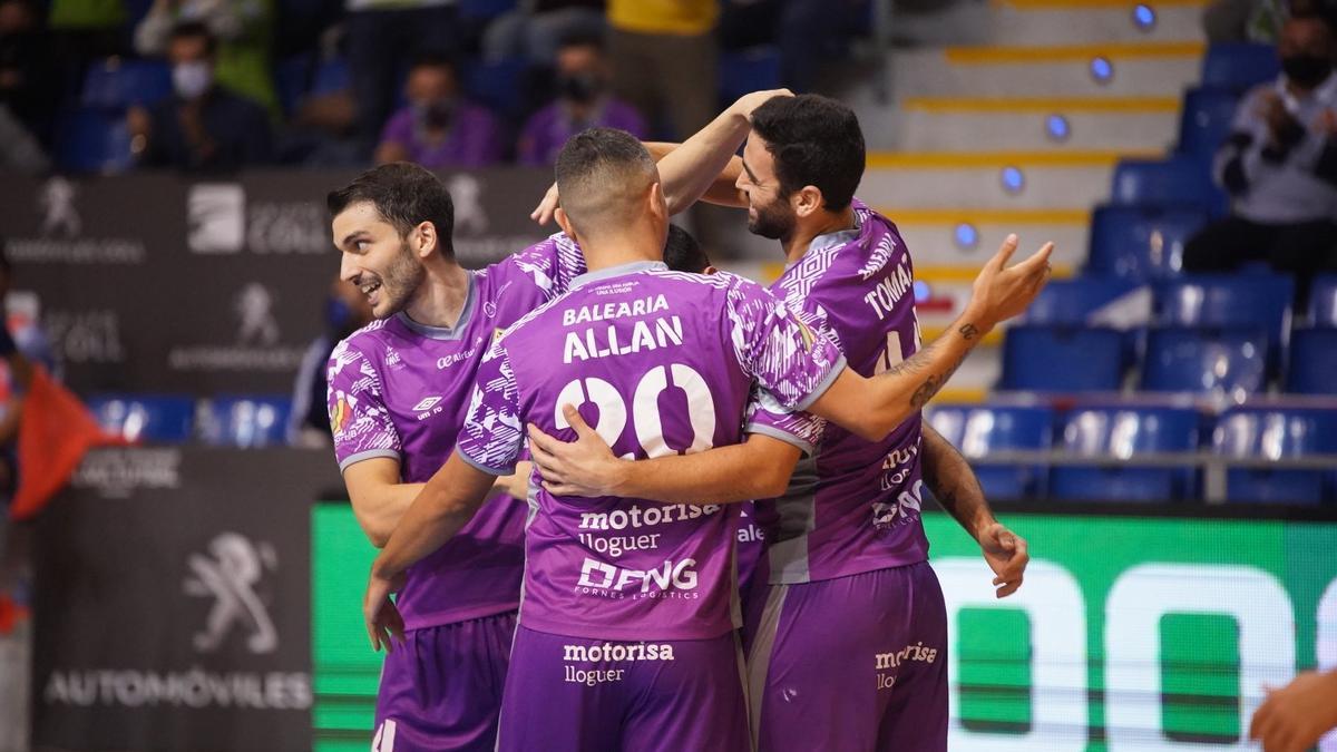 Lolo celebra junto a Allan y Tomaz uno de los tantos del Palma frente al Zaragoza.