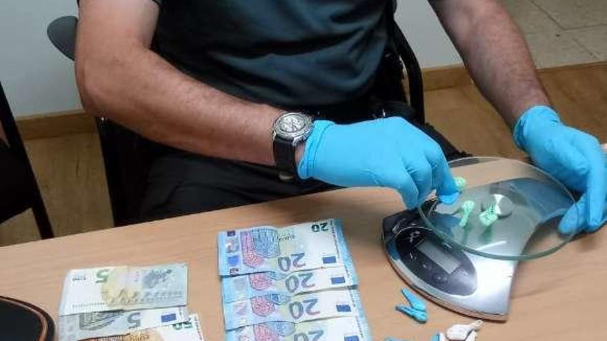 La Guardia Civil, con la droga y el dinero incautados. // G.C.