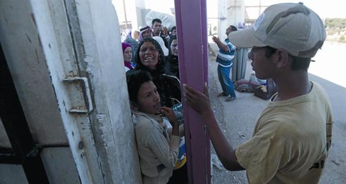 Un grupo de sirios intentan acceder a Turquía por el paso de Bab al-Hawa.