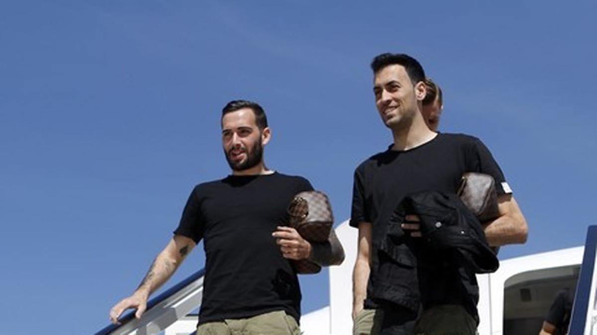 Aleix Vidal, junto a Busquets, bajando del avión que les ha llevado a Madrid